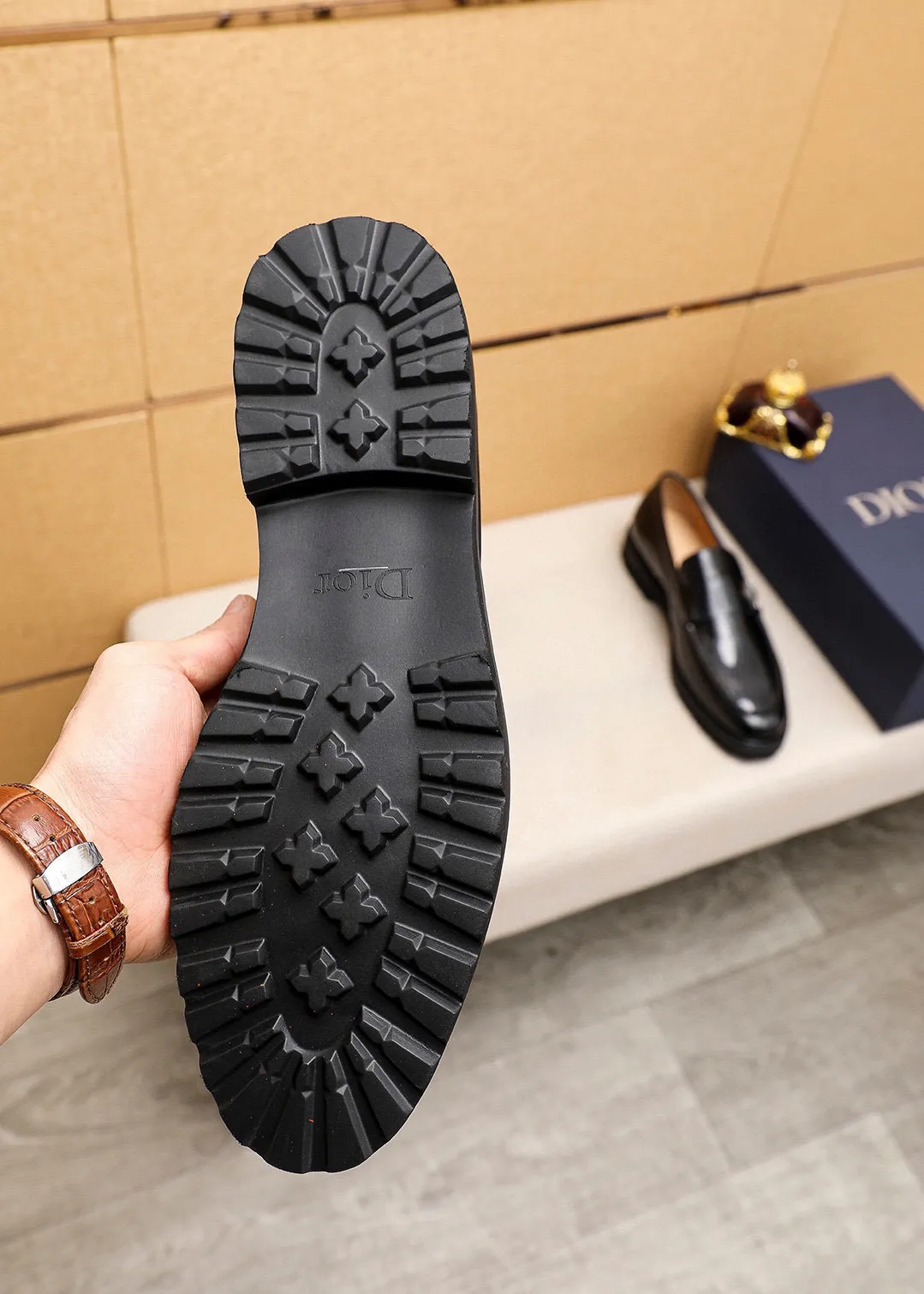 Men's shoes 💰460 💐 Product trademark: Dior "Dior" casual leather shoes Regular size: 39-44 (38.45🉑️customized) Product materials: Selected Italian imported first-layer open-edge beaded cowhide upper + classic hardware buckle, imported water-dyed cowhide lining. Strong three-dimensional visual effect, foam outsole Color: 2⃣️colors available